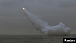 Korea Utara menembakkan rudal dari sebuah kapal selam, menyasar target di bawah laut, di lokasi yang tidak disebutkan pada 12 Maret 2023. (Foto: KCNA via Reuters)