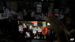 Activistas muestran fotografías de periodistas asesinados en México durante una protesta en la Ciudad de México, el lunes 10 de julio de 2023.