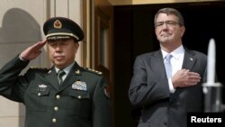 美国国防部长卡特和中国中央军委副主席范长龙(左）在乐队演奏国歌时（2015年6月11日， 美国国防部照片）