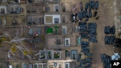 Встановлення осіб вбитих під час російської окупації Бучі, 6 квітня 2022. AP Photo/Rodrigo Abd