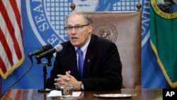 Gubernur negara bagian Washington, Jay Inslee, berbicara setelah menandatangani RUU hari Senin, 5 Maret 2018 di Olympia, Washington (foto: AP Photo/Ted S. Warren)