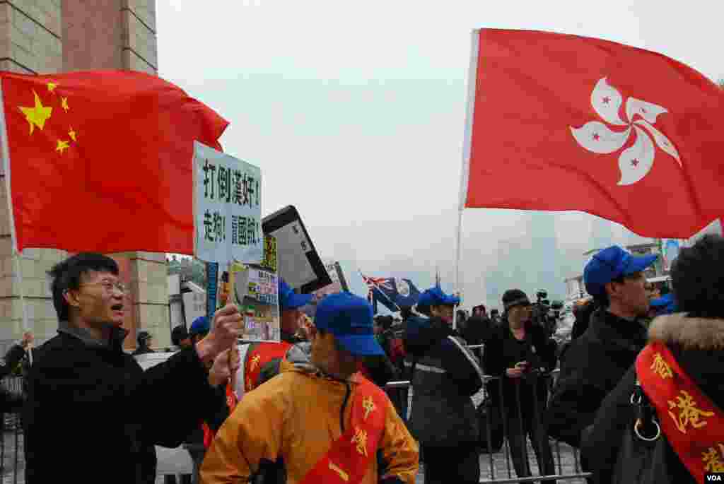 親建制集會人士高舉標語,形容反對大陸自由行的集會人士是「漢奸」