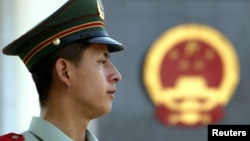 一名中國警察在北京一家法庭外站崗。（資料照片） 