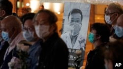 지난 7일 홍콩에서 신종 코로나바이러스의 위험성을 처음 세상에 알린 후 사망한 중국 의사 리원량을 추모하는 촛불집회가 열렸다.