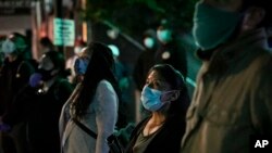 지난 21일 미국 뉴욕주 퀸즈에서 신종 코로나 희생자들을 위한 촛불 추모 집회가 열렸다.