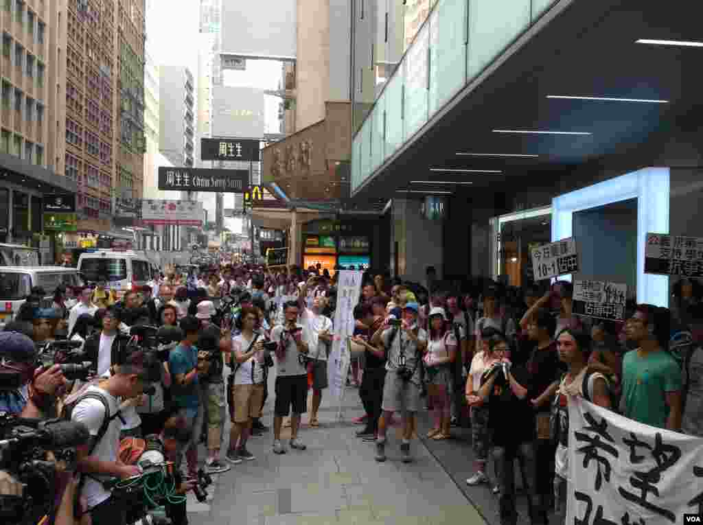香港学联大专界罢课星期三继续在添马公园举行(美国之音图片/海彦拍摄)
