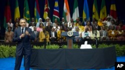 ፋይል ፎቶ - ባራክ ኦባማ በዋሽንግተን ዲሲ የወጣት አፍሪቃውያን መሪዎች መርሓ-ግብር ላይ ከተሳታፊዎች የቀረቡላቸውን ጥያቄዎች እየመለሱ እ.አ.አ.2015
