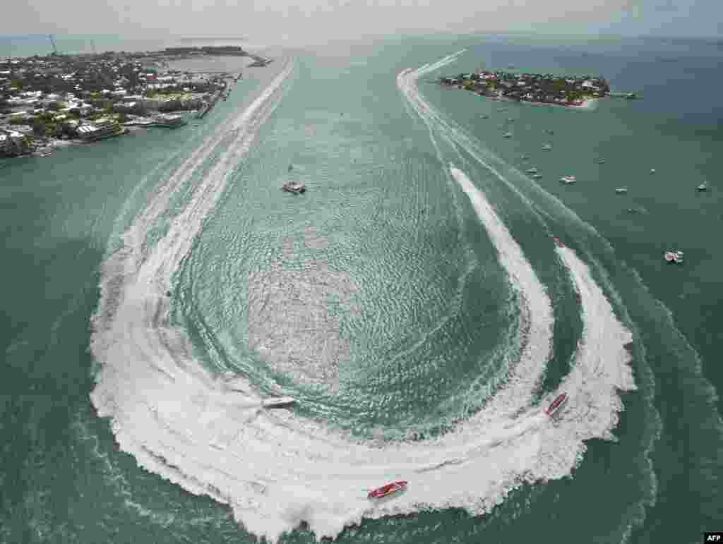 Kapal-kapal 'Superboat' membelok di pelabuhan Key West selama balapan Kejuaraan Dunia Superboat di Key West, Florida, AS.