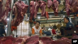 Para pedagang daging sedang menunggu pembeli di kios daging di sebuah pasar di Jakarta (Foto: dok). 