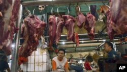 Para pedagang daging menunggu pembeli di kios daging di sebuah pasar di Jakarta. (Foto: Dok)
