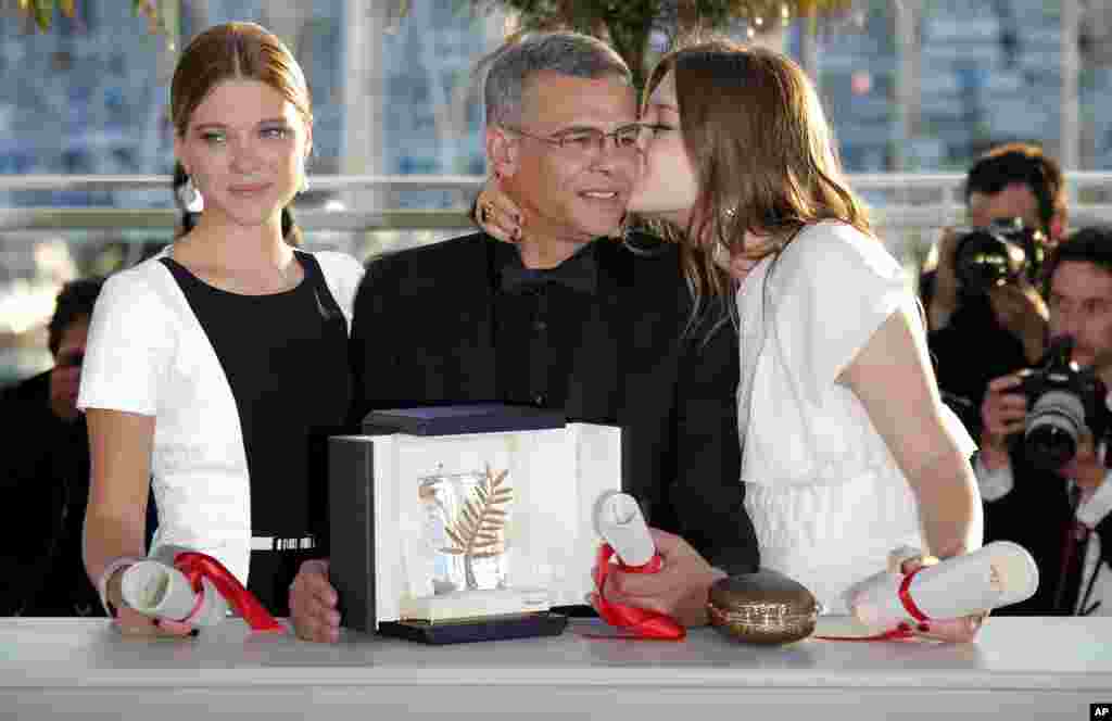 Sutradara berdarah Perancis-Tunisia, Abdellatif Kechiche (tengah), dan aktris-aktris Lea Seydoux (kiri) dan Adele Exarchopoulos setelah memenangkan penghargaan tertinggi Palme d'Or untuk film 'La Vie D'Adele' yang mengisahkan hubungan cinta pasangan lesbian.