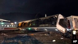 En esta foto proporcionada por la Administración de Ferrocarriles de Taiwán, los vagones del tren están desparramados en el sitio del descarrilamiento en Lian, al norte de Taiwán, el domingo 21 de octubre del 2018. 