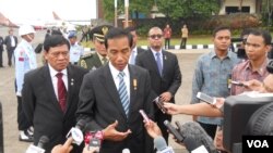 Presiden Joko Widodo saat memberikan keterangan kepada wartawan di Lanud Halim Perdanakusuma, Jakarta. (VOA/Andylala Waluyo)