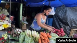 El Salvador es uno de los países de la región más impactados al importar hasta el 80 % de sus alimentos. La inflación y el bajo crecimiento económico golpean a las familias. Las remesas suponen para este país un alivio para salir a flote. (Foto Archivo / VOA)
