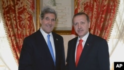 Turkish Prime Minister Recep Tayyip Erdogan, right, and US Secretary of State John Kerry shake hands as they pose for cameras before a meeting in Istanbul, Turkey, April 7, 2013. 