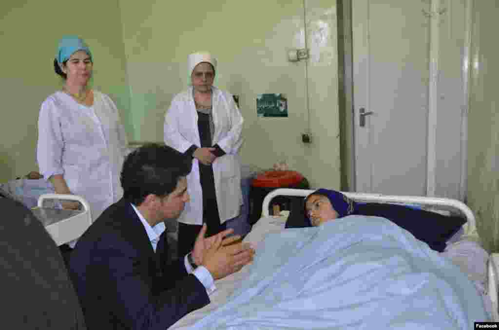 داکتر آرین در شفاخانه ملالی در دیدار با یکی از بیماران 