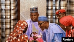 El presidente Muhammadu Buhari se reunió con la joven rescatada y su hijo, e insistió en que ella debe regresar a la escuela.