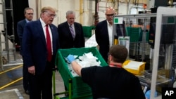 El presidente Donald Trump visita una planta de Honeywell International en Phoenix, Arizona, el 5 de mayo de 2020.