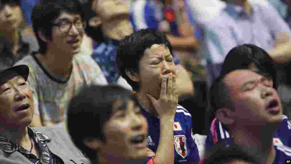 Les supportteurs de l'équipe nationale féminine du Japon, déçus, après leur défaite 5-2 face aux États-Unis en match de finale de la Coupe du Monde Féminine de la FIFA à Vancouver, Colombie-Britannique, le Canada, le dimanche 5 juillet 2015.