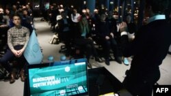 Orang-orang menghadiri presentasi Blockchain di Vilnius, Lithuania (foto: ilustrasi). 