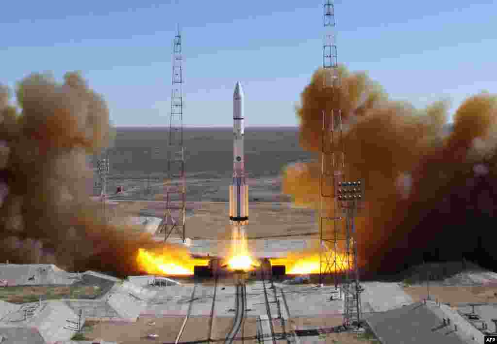 Roket Proton buatan Rusia yang membawa dua satelit komunikasi Rusia dan Kazakhstan, diluncurkan dari kosmodrom Baikonur di Kazakhstan. 
