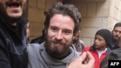 Travis Timmerman, warga AS yang ditahan karena masuk ke Suriah secara ilegal dari Lebanon, berbicara kepada reporter di sebuah rumah di Damaskus, pada 12 Desember 2024. (Foto: AFP/Abdelaziz Ketaz)