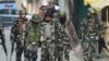 Tentara mengevakuasi seorang rekan yang terluka setelah ledakan granat di sebuah pasar di Srinagar pada 4 November 2019. Dua tentara tewas di Kashmir yang dikelola India pada Jumat (5/5). (Foto: AFP)