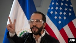 En la foto de archivo tomada el 26 de mayo de 2020, el presidente de El Salvador, Nayib Bukele, habla durante una conferencia de prensa.