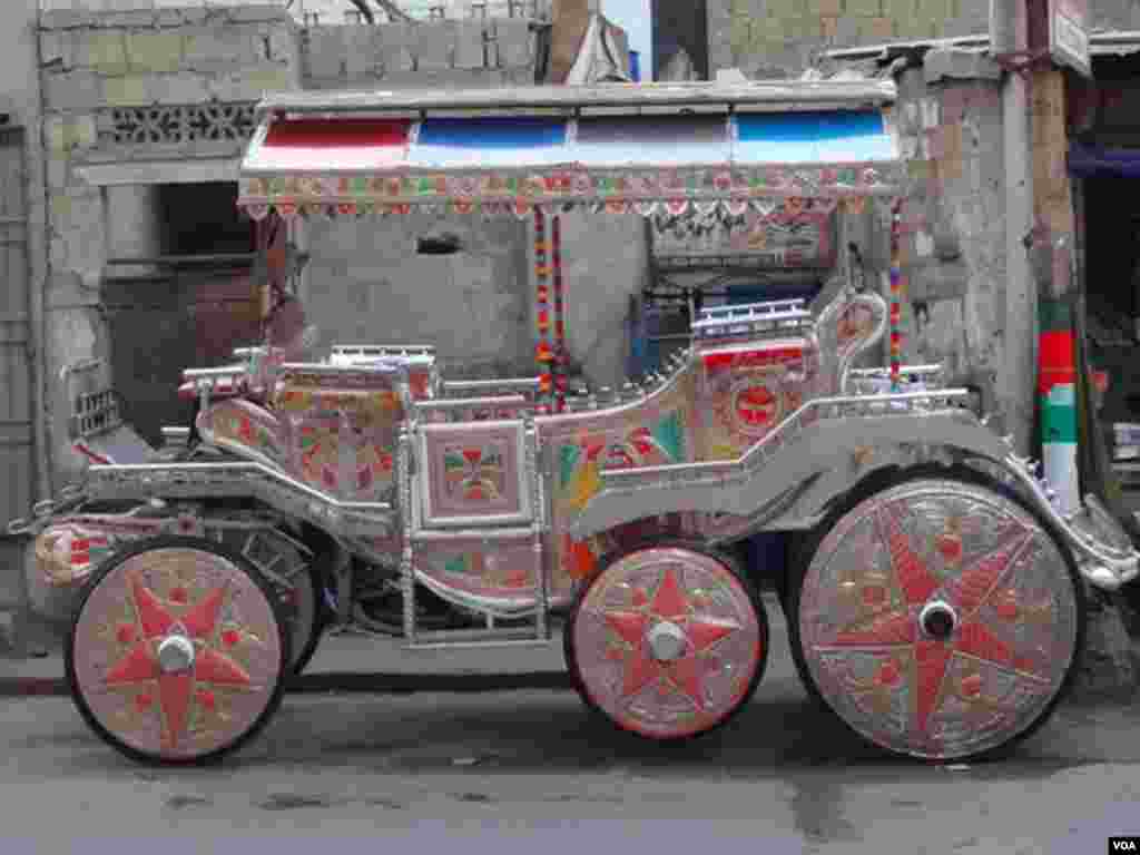 گاہکوں کی کمی کے باعث روزگار میں کمی سمیت اس سواری کی روایت دم توڑتی جارہی ہے۔