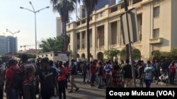 Pessoas à espera do julgamento de activistas em Luanda, 26 outubro 2020