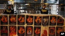 지난 2월 중국 연락사무소 앞에서 벌어진 촛불시위 당시 그동안 분신자살로 죽어간 티베트인들의 사진을 전시한 시위대. (자료사진)