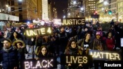 Warga di Lower Manhattan, New York berunjuk rasa menuntut keadilan atas kematian Eric Garner (4/12).