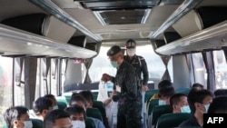 မြန်မာနိုင်ငံက လောက်ကိုင်မြို့မှာ တိုက်ပွဲတွေကြား ပိတ်မိနေခဲ့တဲ့ ထိုင်းငံသား ၄၁ ယောက်ကို ပထမဆုံးအကိမ် ကယ်ထုတ်ခဲ့ပုံ။ (ဓာတ်ပုံ-ထိုင်းတော်ဝင်တပ်ဖွဲ့၊ နိုဝင်ဘာ ၁၈။ ၂၀၂၃)