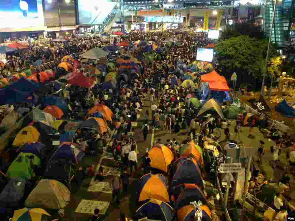 数以千计的学生和市民在金钟雨伞广场声援学联代表 (美国之音图片/海燕拍摄)