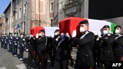 Ba soda bamemi sanduku ya nzoto ya ntoma Luca Attanasio na ya mobateli wa ye Vittorio Iacovacci na matanga na Rome, Italie, 25 février 2021.