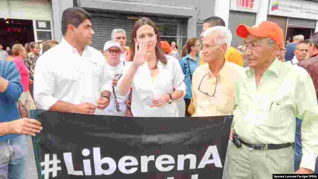 La diputada depuesta María Corina Machado acudió este martes al Palacio de Justicia para brindar su apoyo a López, preso desde febrero en una cárcel militar.