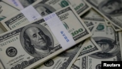 Archivo - El dólar experimentó una baja frente al euro el martes.